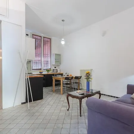 Guesthost - Tra Centro E *