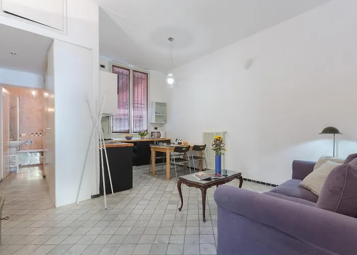 Guesthost - Tra Centro E *